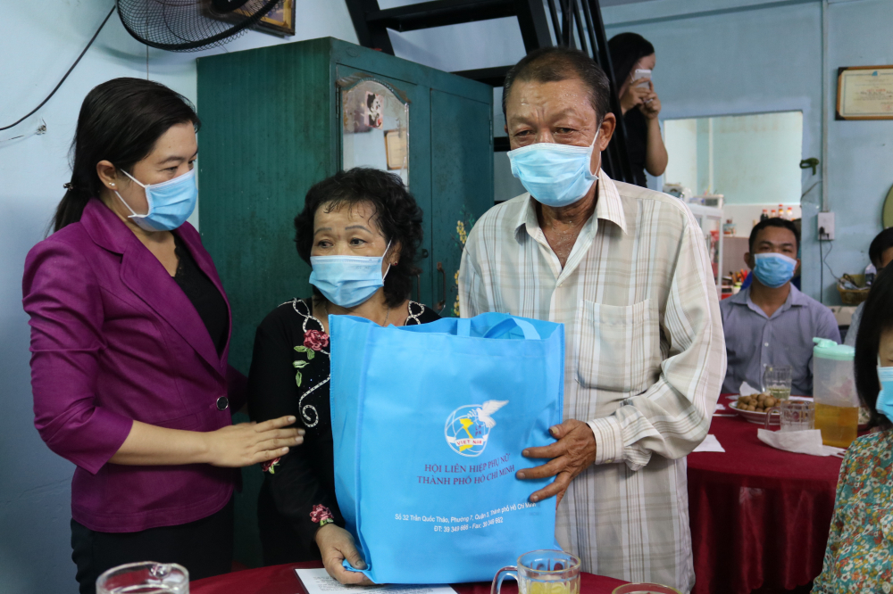 Bà Nguyễn Trần Phượng Trân (bìa trái) - Chủ tịch Hội LHPN TP.HCM - chi sẻ niềm vui cùng vợ chồng bà Bé, mong ông bà chăm sóc sức khỏe. 