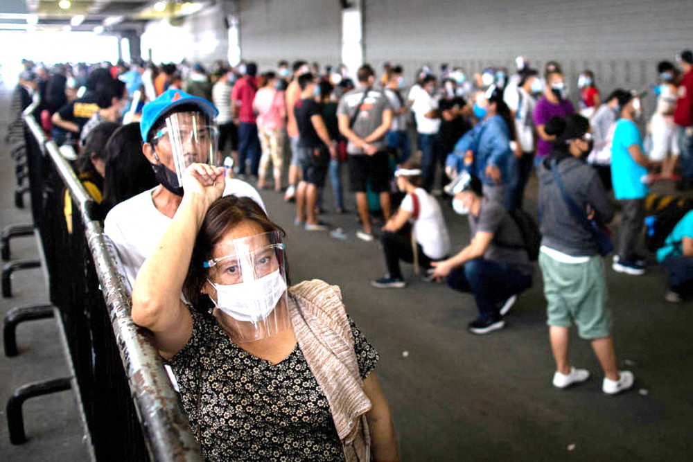 Người dân Manila, Philippines xếp hàng chờ xét nghiệm hôm 25/8, khi các quốc gia châu Á đang bước vào đợt bùng phát dịch mới, sớm hơn dự kiến và dường như liên quan đến chủng vi-rút nguy hiểm hơn - Ảnh: Reuters