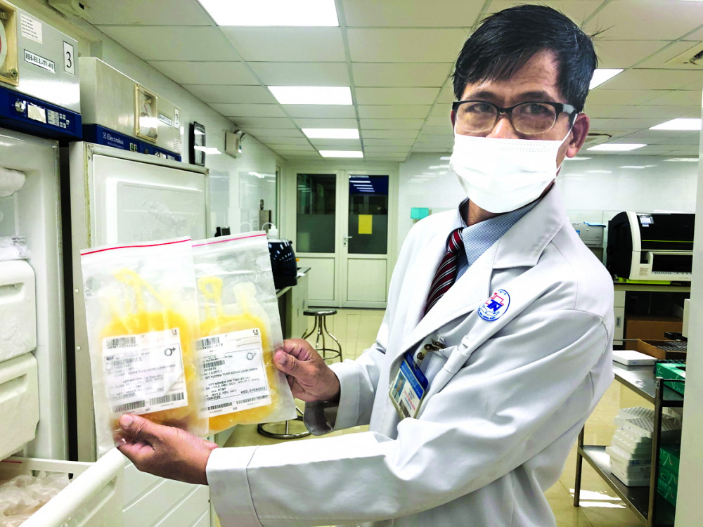 Bác sĩ Nguyễn Quang Đẳng cho biết đây là huyết tương đang được bảo quản đông lạnh. Mỗi năm, Bệnh viện Thống Nhất sử dụng khoảng 2.000 túi huyết tương điều trị cho các bệnh nhân bị bệnh lý rối loạn đông máu và bệnh nhân cần truyền thay máu