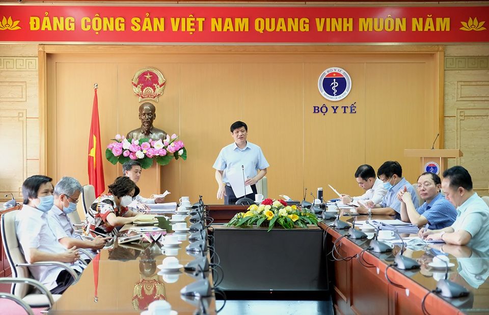 Quyền Bộ trưởng Bộ Y tế Nguyễn Thanh Long trong buổi họp trực tuyến sáng 27/8, ảnh Trần Minh