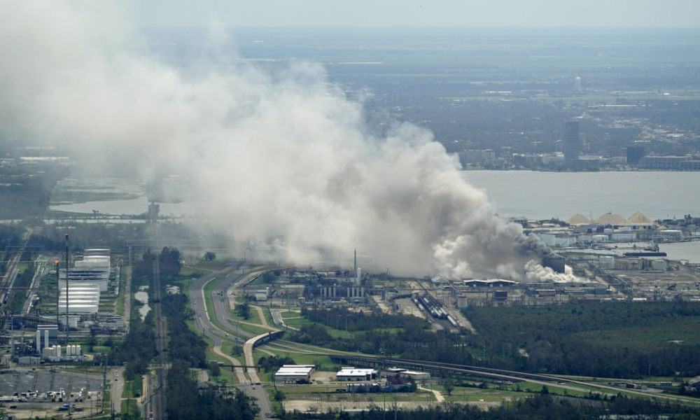 Đám cháy hóa chất bùng cháy tại một cơ sở điều chế hóa chất sau cơn bão ở Hồ Charles hôm thứ Năm 27/8.( Ảnh: David J Phillip / AP)