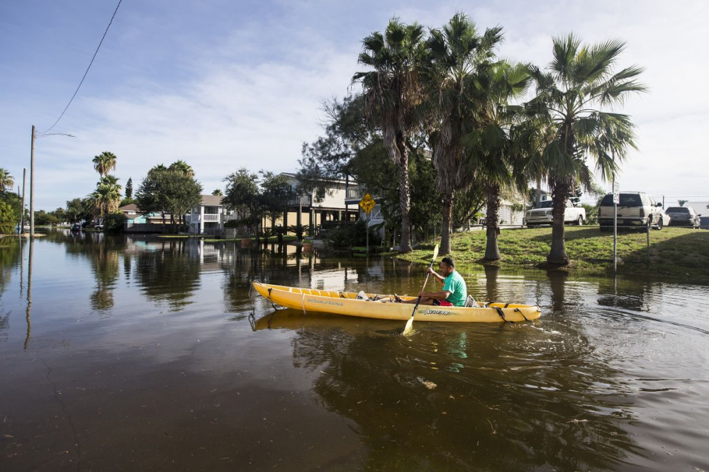 Cư dân Martin Almanza chèo xuồng qua một số con phố bị ngập lụt sau khi cơn bão Laura đổ bộ vào Galveston. (Ảnh: AP)