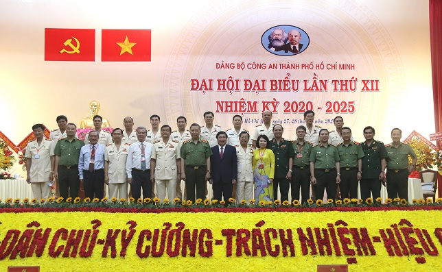 Các đồng chí lãnh đạo tặng hoa chúc mừng các đồng chí trong Ban chấp hành Đảng bộ Công an TP nhiệm kỳ 2020 - 2025.