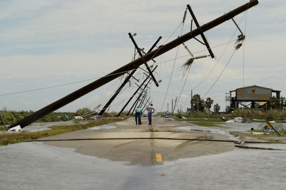 Người dân khảo sát thiệt hại sau cơn bão Laura ở Holly Beach, Louisiana. (Ảnh: AP)