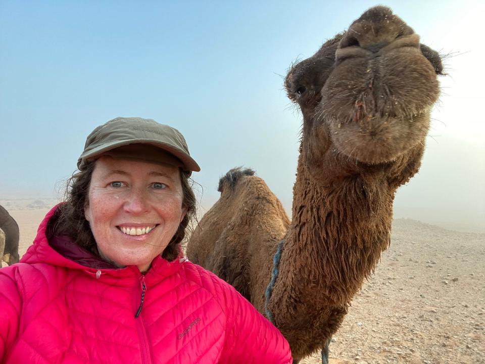 Morrison cạnh một trong những chú lạc đà của cô, trên chuyến thám hiểm mới nhất băng qua sa mạc Sahara.
