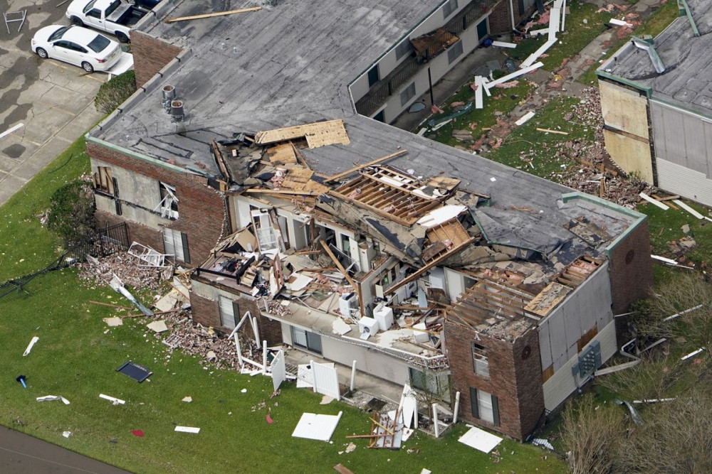  Tòa nhà chung cư AN bị hư hại sau khi cơn bão Laura đi qua khu vực gần Hồ Charles. (Ảnh: AP)