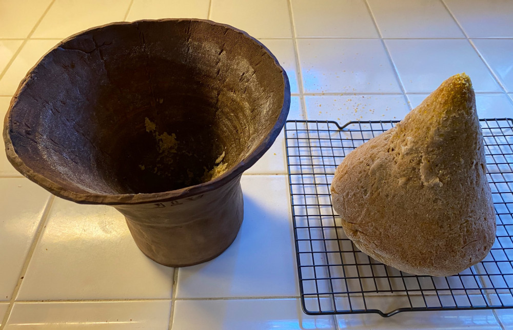 Thỏi bột mì có từ cách đây 4.500 năm đưungj trong chiếc lọ bằng gốm - Ảnh: Seamus Blackley / Twitter