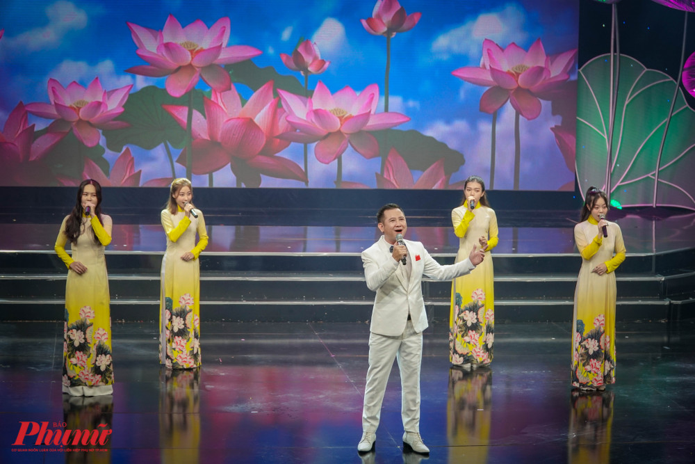 Ca sĩ Phạm Trang và nhóm bè 