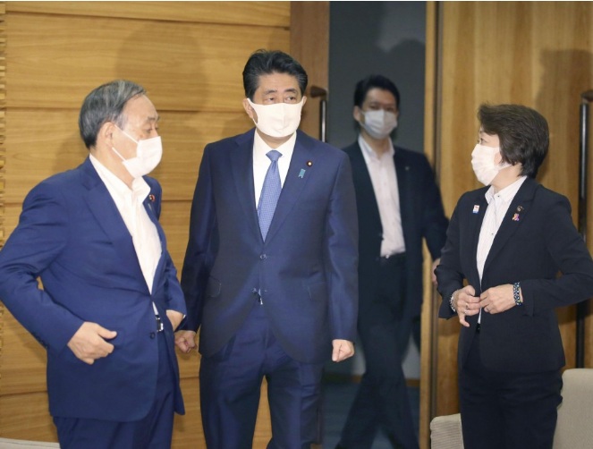 Thủ tướng Shinzo Abe (giữa) xuất hiện trước cuộc họp nội các vào ngày 28/8.