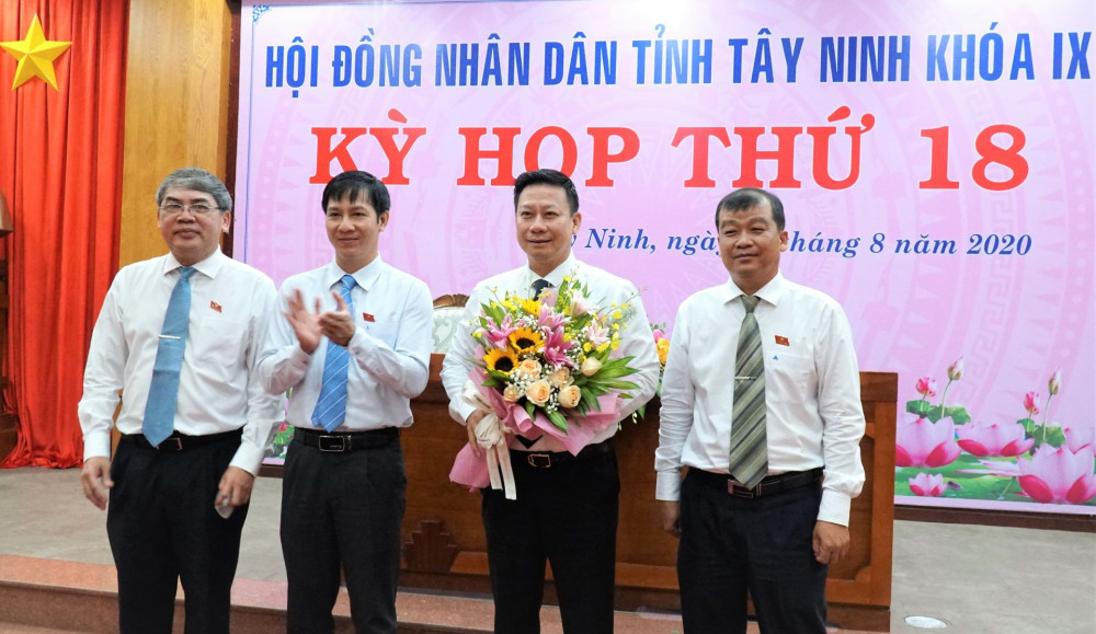 Bí thư Tỉnh ủy, Chủ tịch HĐND tỉnh Nguyễn Thành Tâm cùng hai Phó chủ tịch HĐND tỉnh tặng hoa chúc mừng  tân Chủ tịch UBND tỉnh Nguyễn Thanh Ngọc.