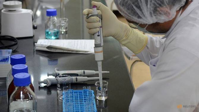 Một nhà nghiên cứu đang làm việc bên trong phòng thí nghiệm ở một công ty sản xuất vắc-xin ở phía tây thành phố Pune, Ấn Độ