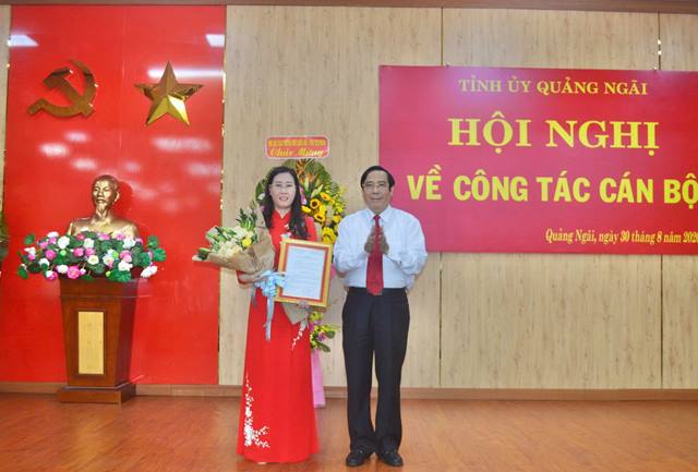 Bà Bùi Thị Quỳnh Vân nhận quyết định chuẩn y giữ chức Bí thư Tỉnh ủy Quảng Ngãi nhiệm kỳ  2015-2020 - ảnh H.C
