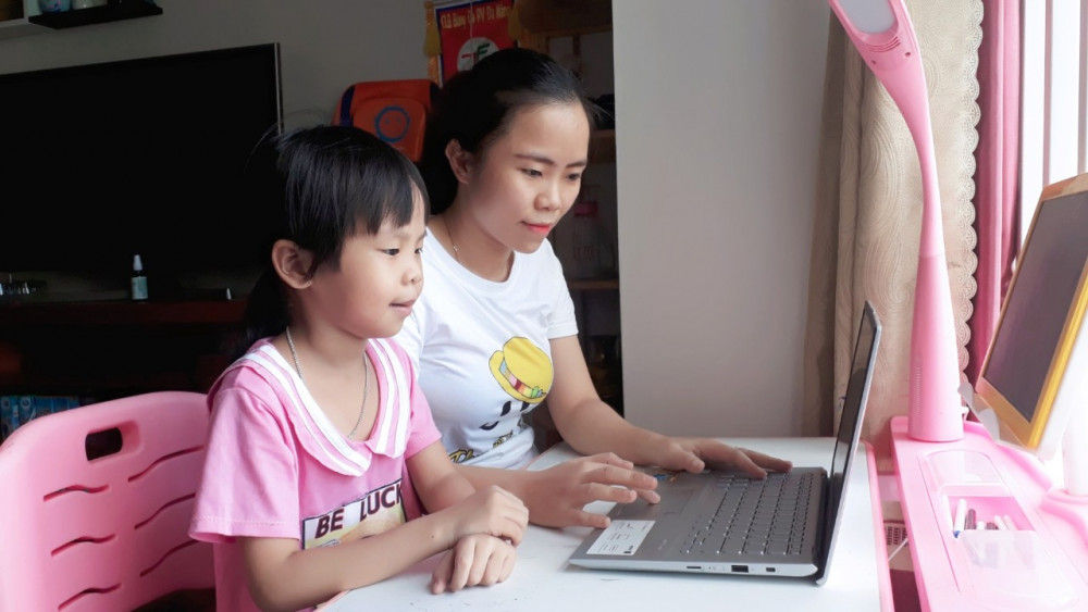 Phụ huynh Đà Nẵng hỗ trợ con chuẩn bị vào lớp 1 với chương trình ‘Tuần lễ làm quen’ bằng các nội dung giáo viên đã lựa chọn gửi qua mạng.