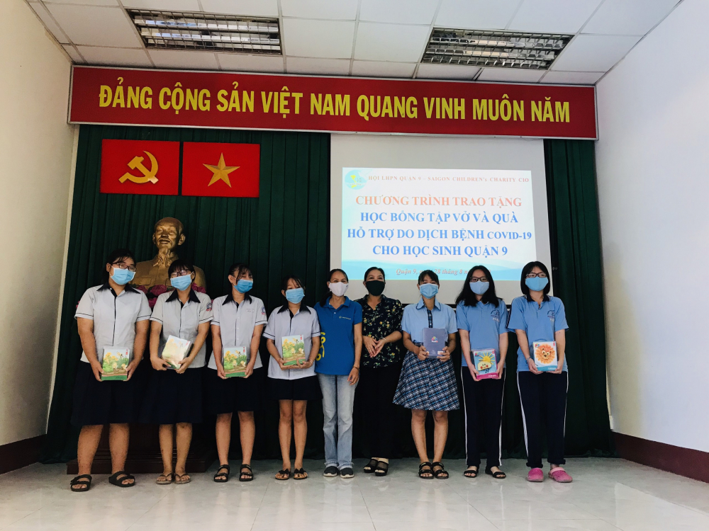 Ngoài ta65o và các phần quà khác nhận trong sáng 28/8, ban tổ chức còn hướng dẫn các em học sinh tốt nghiệp THPT làm đơn xin xét cấp học bổng mới. 