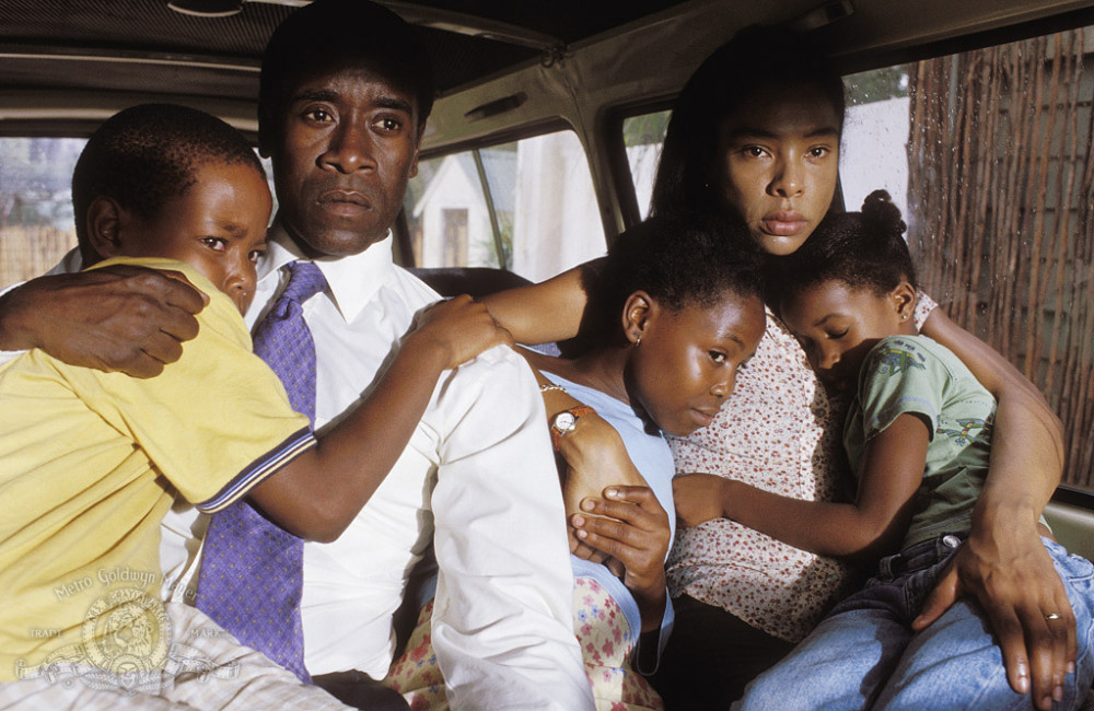 Các diễn viên Don Cheadle, Mosa Kaiser, Sophie Okonedo, Ofentse Modiselle và Mathabo Pieterson trong phim Hotel Rwanda' (2004)