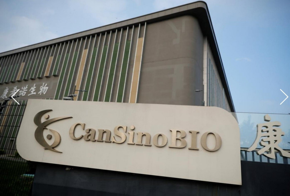 Logo của chuyên gia vắc-xin của Trung Quốc được in hình trên trụ sở chính của CanSino Biologics Inc  công ty ở Thiên Tân, sau khi bùng phát dịch bệnh COVID-19