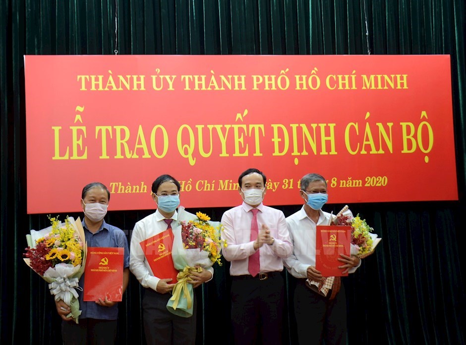 Phó Bí thư Thường trực Thành ủy TP Trần Lưu Quang trao quyết định chúc mừng các đồng chí nhận quyết định