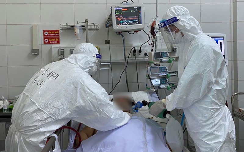 Nhân viên y tế khám bệnh cho bệnh nhân COVID-19 tại Bệnh viện Phổi Đà Nẵng