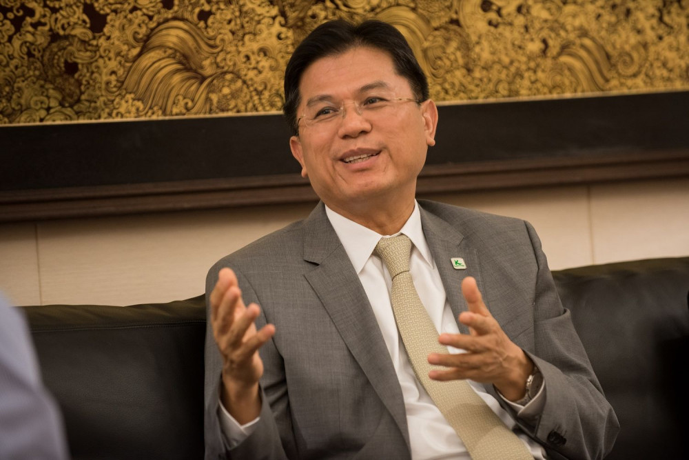 Bộ trưởng Tài chính Thái Lan - một cựu chuyên viên ngân hàng - quyết định từ chức vì lý do sức khỏe.