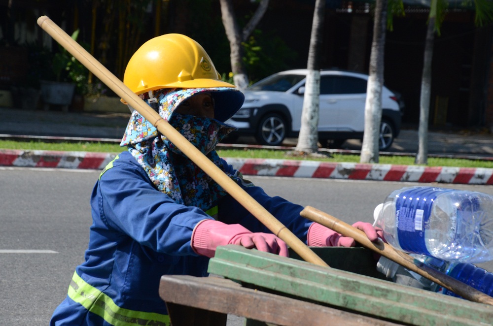 Sự vất vả của những người công nhân môi trường vất vả ngày đêm thu gom và xử lý rác để tránh lây lan dịch bệnh