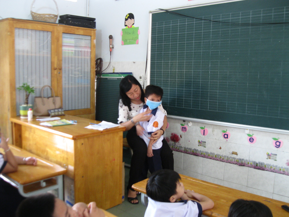 Giáo viên bận rộn suốt buổi sáng khi vừa đón, vừa dỗ dành học sinh