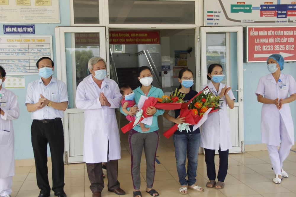 Giám đốc Sở Y tế cùng lãnh đạo và y, bác sĩ ở Bệnh viện chuyên khoa Lao và bệnh Phổi tặng hoa chúc mừng 2 bệnh nhân COVID-19 được ra viện.