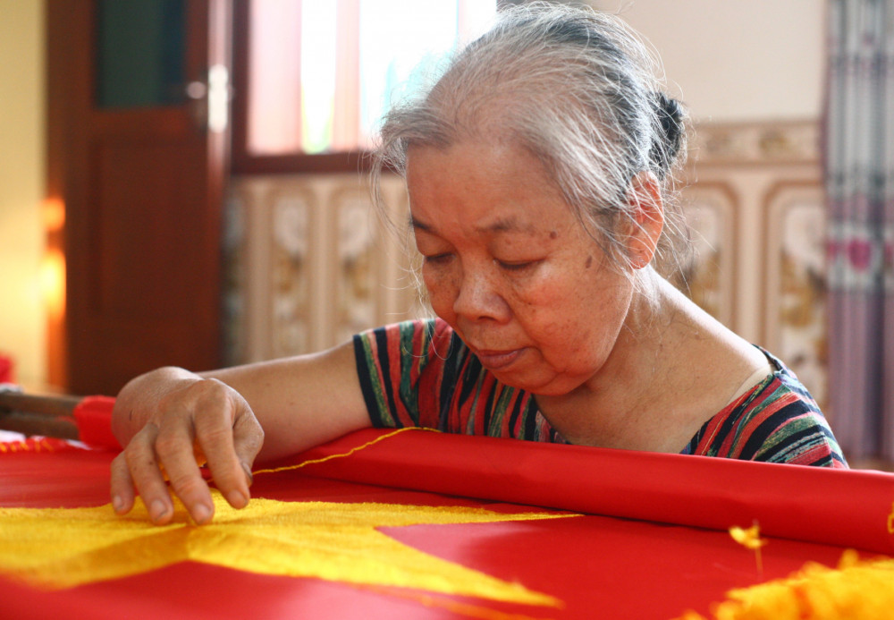 Bà Tịnh - tay thêu cờ lão luyện của làng