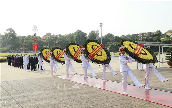 Đoàn đại biểu các đồng chí lãnh đạo, nguyên lãnh đạo Đảng, Nhà nước, MTTQ Việt Nam đến đặt vòng hoa và vào Lăng viếng Chủ tịch Hồ Chí Minh.Ảnh: Doãn Tấn/TTXVN