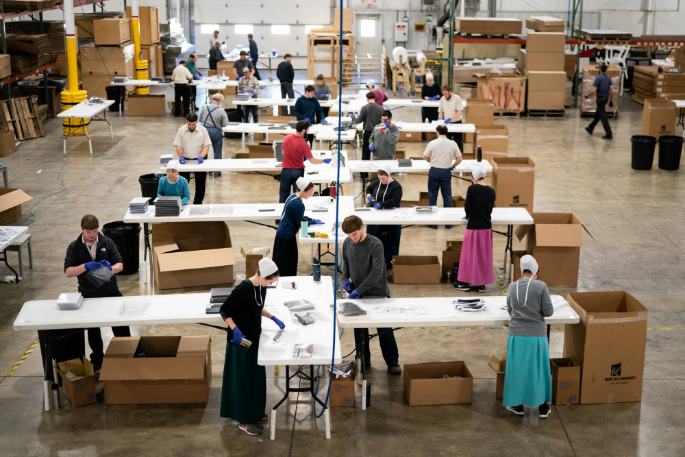 Công nhân đang làm những chiếc che mặt tại xưởng Berlin Gardens’ warehouse last week in Millersburg, Ohio - Ảnh: Erin Schaff/The New York Times