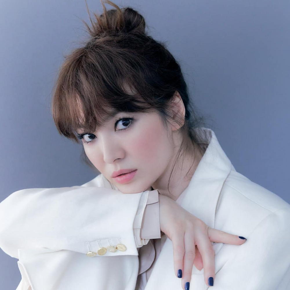 Thường trung thành với mái tóc uốn xoăn bồng bềnh xõa ngang lưng nhưng mỹ nhân Song Hye Kyo đã khiến khán giả bất ngờ khi lột xác với tóc mái cổ điển trong mùa hè-thu 2020. Nữ diễn viên sử dụng kiểu tóc mái ngược kiểu Pháp, hơi khác so với hình dáng tóc mái bằng thường được chị em ưa chuộng.