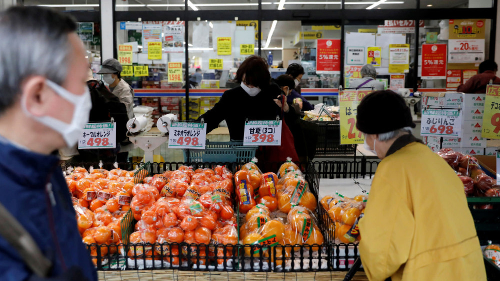 Tác động tiêu cực của đại dịch COVID-19 đến nền kinh tế của Nhật Bản là vấn đề chính mà ông Yoshihide Suga sẽ tập trung giải quyết - Ảnh: Reuters