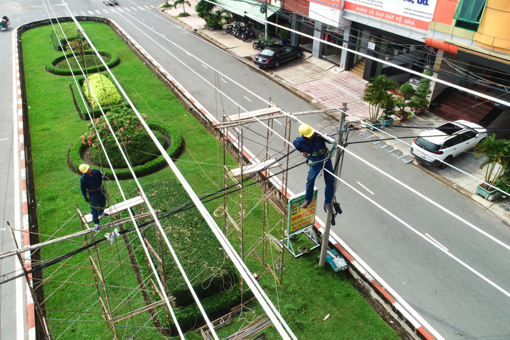 Công nhân đang thi công đường dây 110kV Phú Lâm - Bình Phú đoạn qua tuyến đường Song hành, Q.6