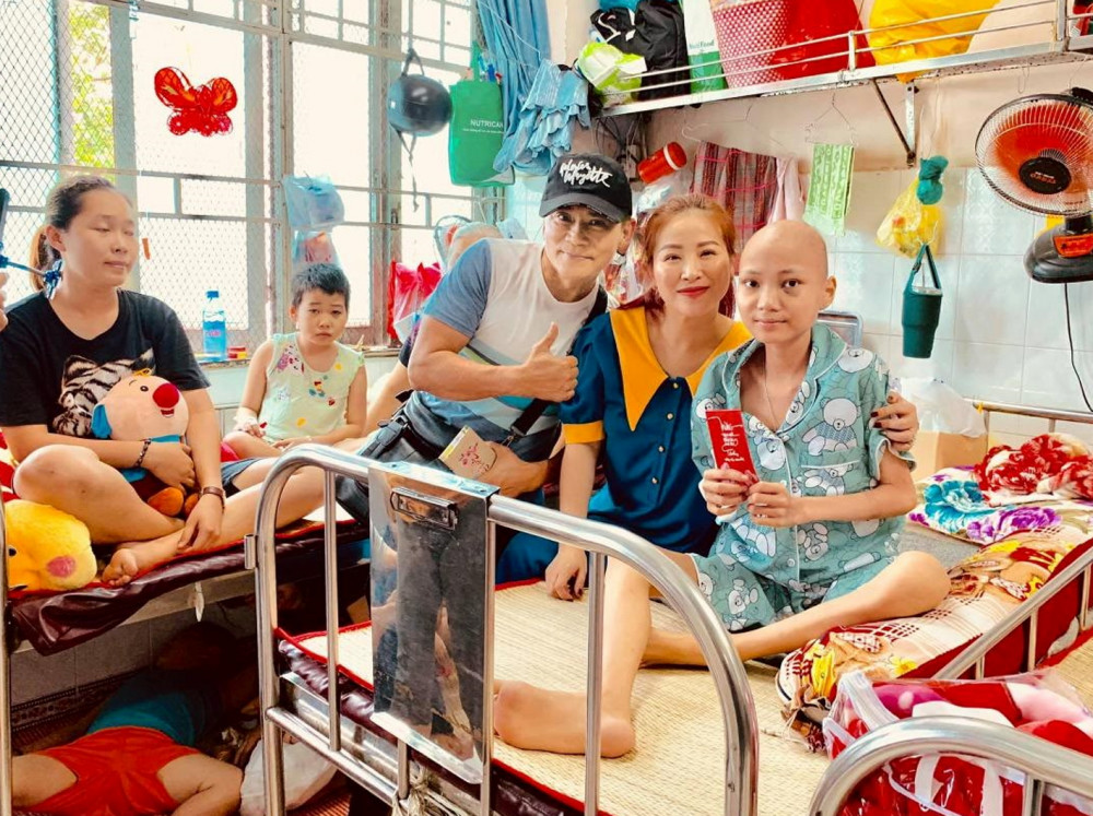 Vợ chồng Kiều Linh cùng “những đứa con” trong Bệnh viện Ung Bướu