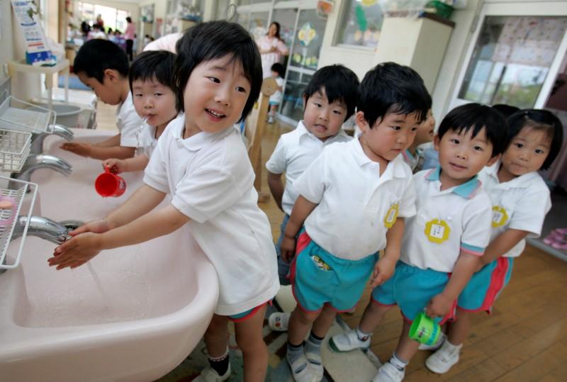 Trẻ em Nhật Bản khỏe về thể chất, nhưng lại bất ổn về tinh thần do áp lực học tập, nạn bắt nạt và thiếu giao tiếp gia đình.