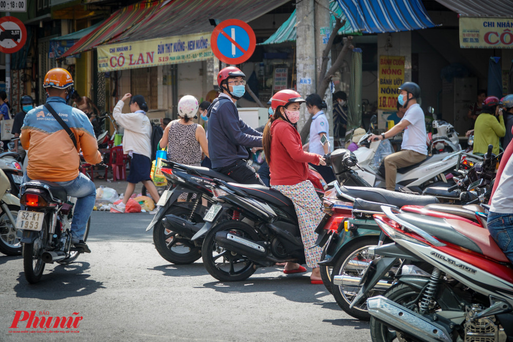 Số lượng người mua quá lớn, xe máy phải đậu tràn ra đường, điều nay vô tình làm mất an ninh trật tự cả tuyến phố