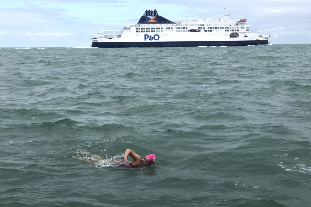 Cô bé Vera Rivard, 16 tuổi đã vượt eo biển Manche nối liền liền giữa Dover (nước Anh) và Calais (nước Pháp) - Ảnh: Darcie DeBlois-Rivard via AP
