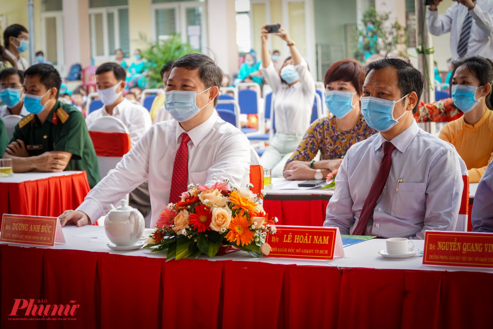  Ông Dương Anh Đức, Phó chủ tịch UBND TPHCM (bìa trái); ông Lê Hoài Nam, Phó giám đốc Sở GD-ĐT TPHCM tại buổi lễ khánh thành