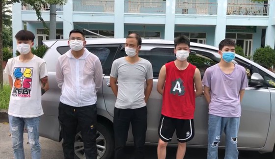 5 người Trung Quốc nhập cảnh trái phép vào Việt Nam khi đang trên đường di chuyển từ Lào Cai xuống Hà Nội để bay vào TPHCM thì bị bắt giữ hồi tháng 7/2020. Ảnh: CSGT