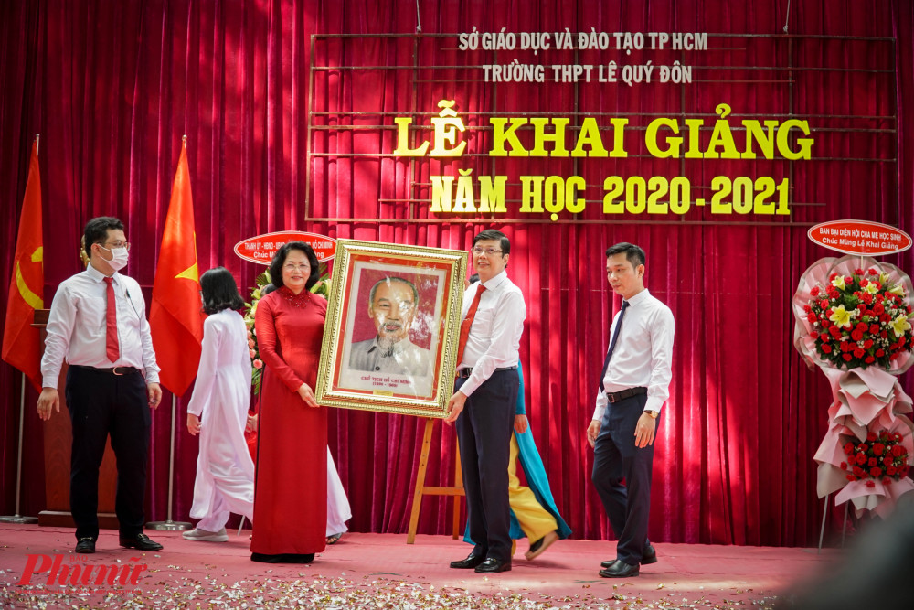 Bà Đặng Thị Ngọc Thịnh – Phó Chủ tịch nước CHXHCN Việt Nam tặng tranh Chủ tịch Hồ Chí Minh nhân buổi khai giảng trường THPT Le Quý Đôn