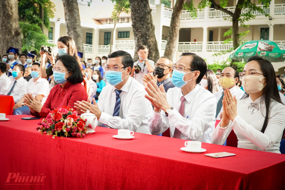 Bà Đặng Thị Ngọc Thịnh – Phó Chủ tịch nước CHXHCN Việt Nam bìa trái cùng dàn lãnh đạo tham dự buổi khai giảng trường THPT Le Quý Đôn