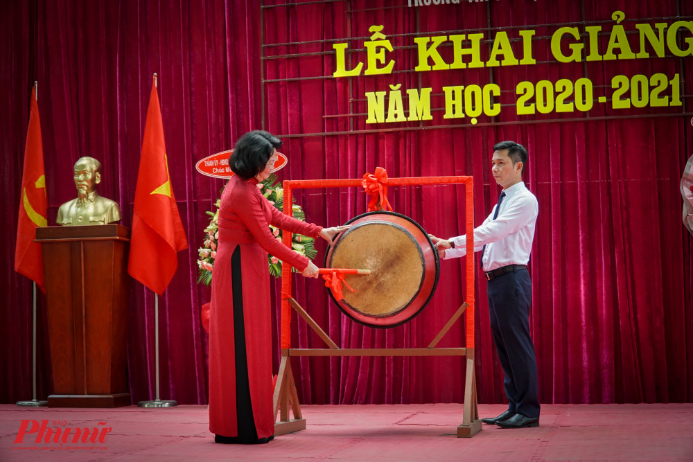 Bà Đặng Thị Ngọc Thịnh – Phó Chủ tịch nước CHXHCN Việt Nam đánh hồi trống chính thức khai giảng trường THPT Le Quý Đôn