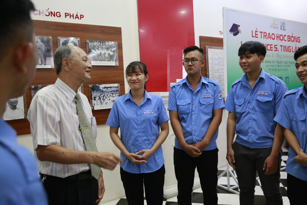 Ông Phan Chánh Dưỡng - Giám đốc Quỹ Lawrence S. Ting trò chuyện, động viên  các bạn sinh viên. Ảnh: Phú Mỹ Hưng cung cấp