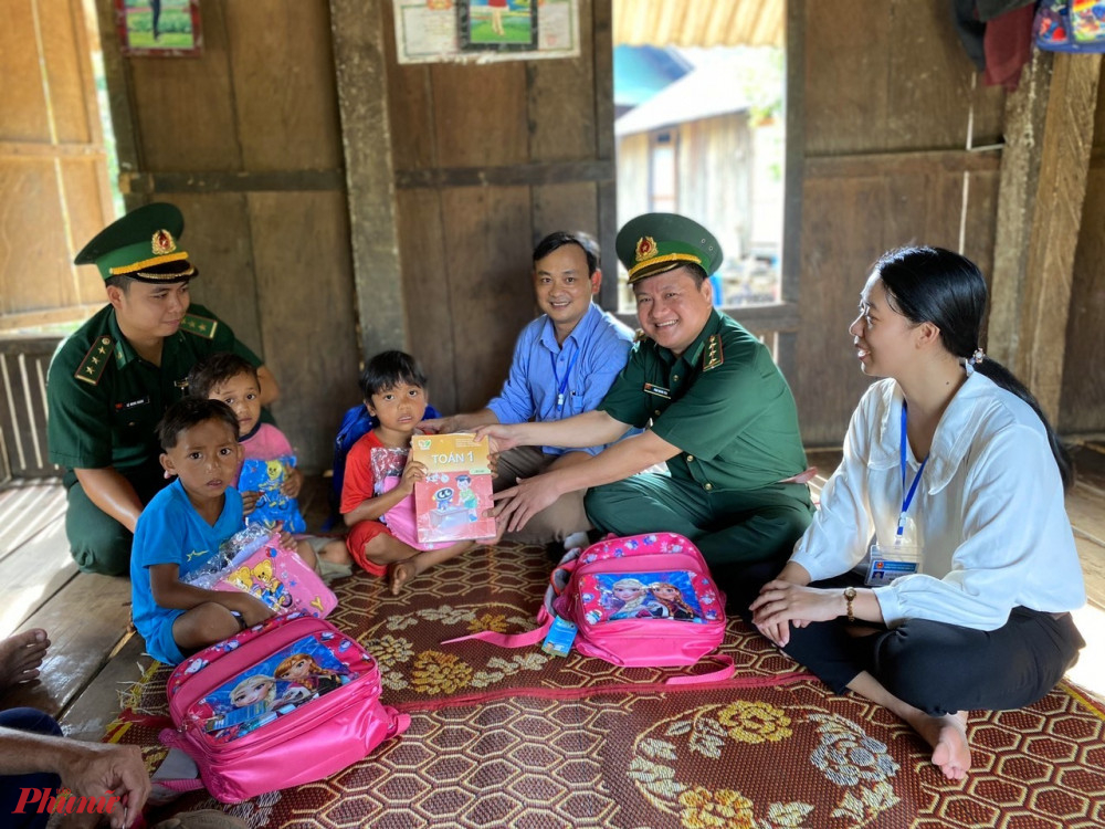 Trong dịp đầu năm học này, Đồn Biên phòng Hướng Lập đã vận động, kêu gọi, các nhà hảo tâm (Tổ chức Nồi cháo nhân ái Quảng Trị; Chùa Lập Thạch, các nhà hảo tâm tại TP. Đông Hà) trao tặng 50 bộ sách giáo khoa lớp 1, 25 cặp sách, 200 cuốn vở, các dụng cụ học tập, giày, dép, 200 bánh xà phòng, 1000 khẩu trang. Tổng trị giá khoảng 35 triệu đồng cho trường TH&THCS, Trường PTDT bán trú xã Hướng Lập