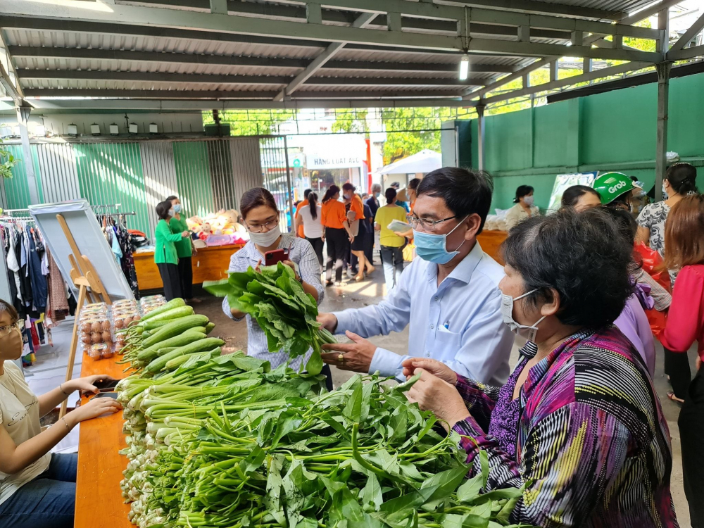 Rau xanh, thực phẩm an toàn miễn phí được trao đến tay người dân khó khăn