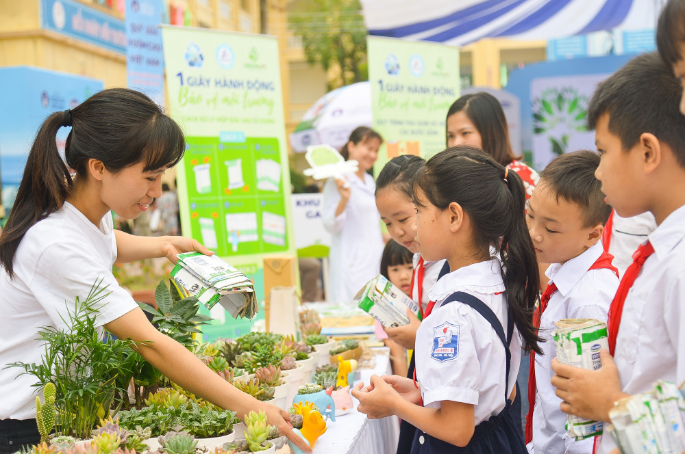 Các em học sinh Hà Nội cùng tham gia chương trình đổi vỏ hộp sữa lấy cây xanh trong ngày hội của “Quỹ 1 triệu cây xanh cho Việt Nam”. Ảnh: Vinamilk cung cấp