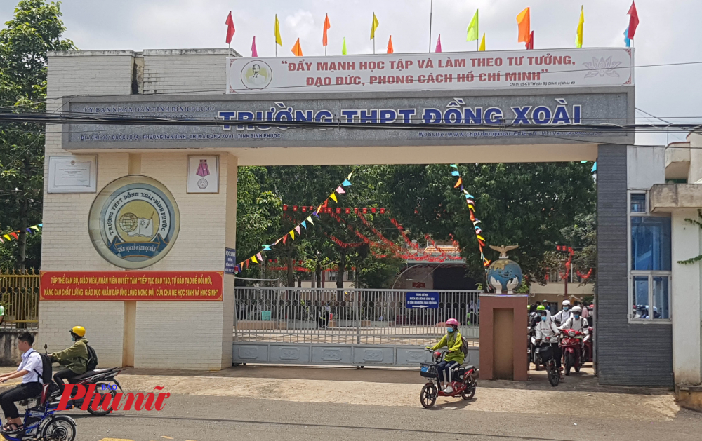 Học sinh trường THPT Đồng Xoài tan học trưa 8/9