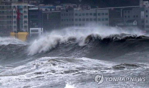 Bão Haishen mang theo sóng cao ở vùng biển khởi động thành phố tàu Busan.