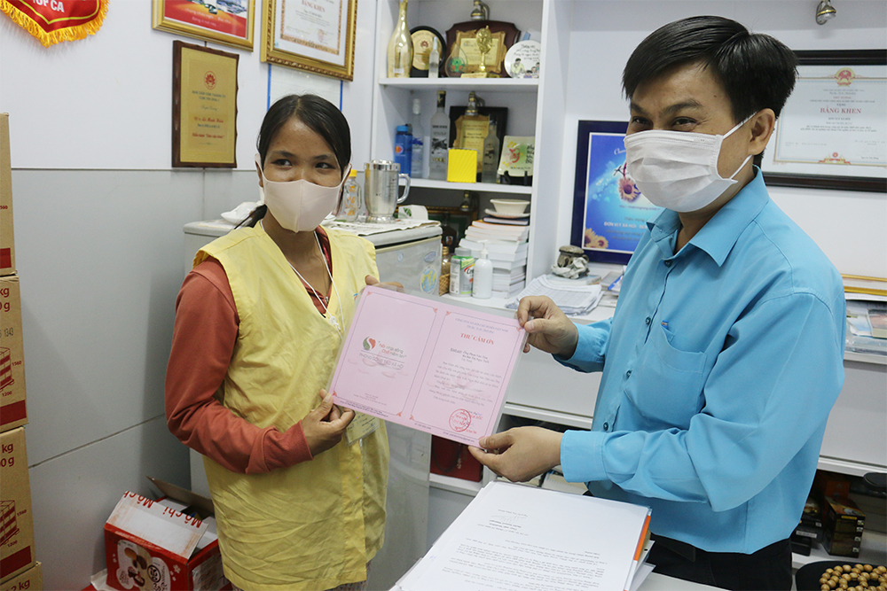 Chị Tuổi nhờ ThS Lê Minh Hiển trao tặng 80 triệu đồng cho gia đình bệnh nhân H.
