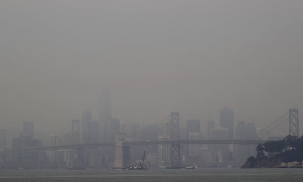 Khói từ cháy rừng che khuất tầm nhìn của đường chân trời San Francisco và San Francisco-Oakland Bay Bridge 