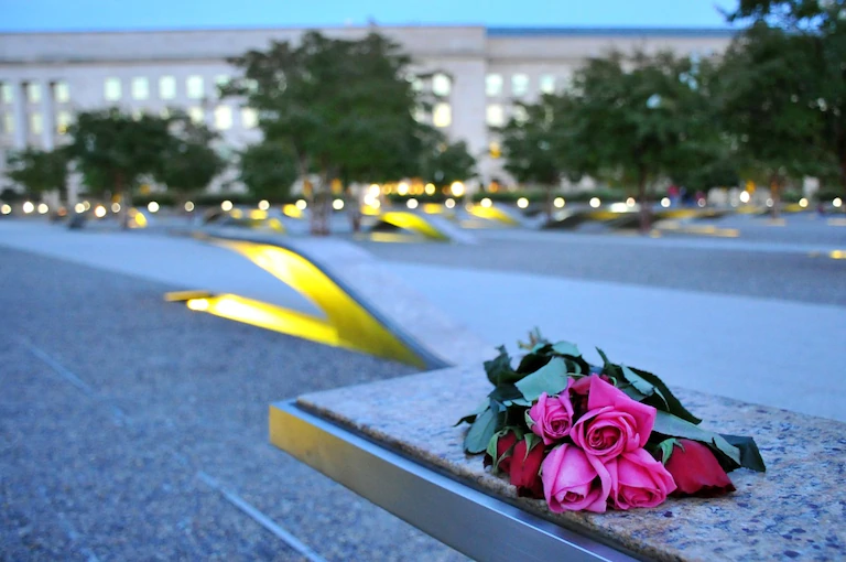 Khuôn viên Đài tưởng niệm bên trong Lầu Năm Góc nơi tưởng nhớ những nạn nhân của vụ khủng bố 11/9/2001 - Ảnh: Patrick Kelley/Defense.gov